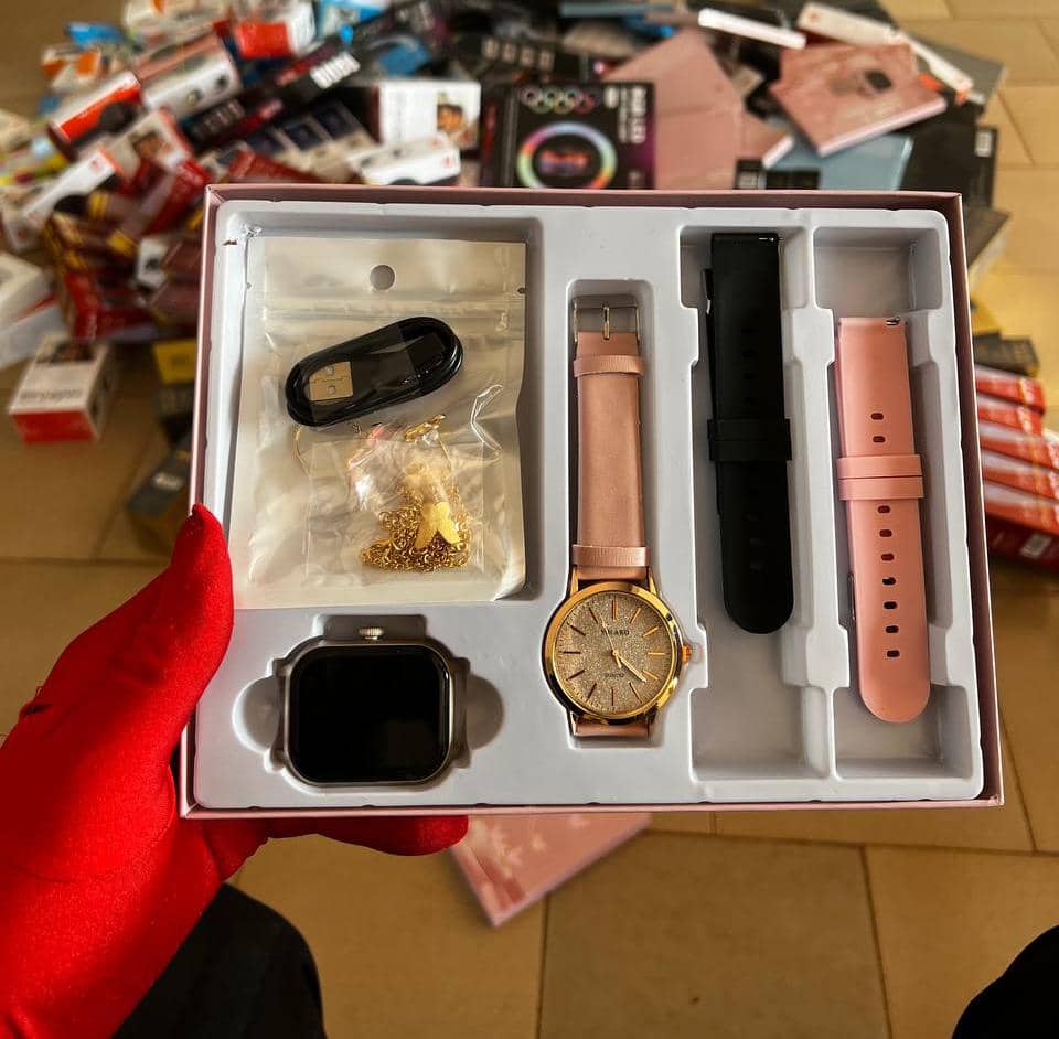 ⌚️ Montre Connectée LGE 1 - Écran XXL 2.02" 💖  
Modèle féminin chic + bijou offert